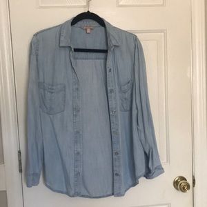 Soft + comfy denim buttondown